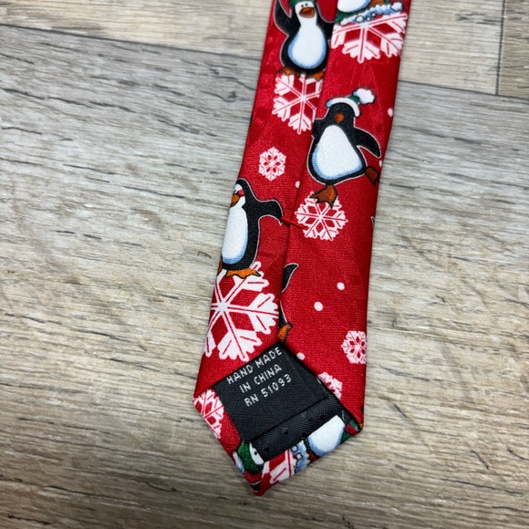 Hallmark Yule Tie Greetings Mens Penguins Necktie Christmas Red HolidayEUC - Picture 8 of 8